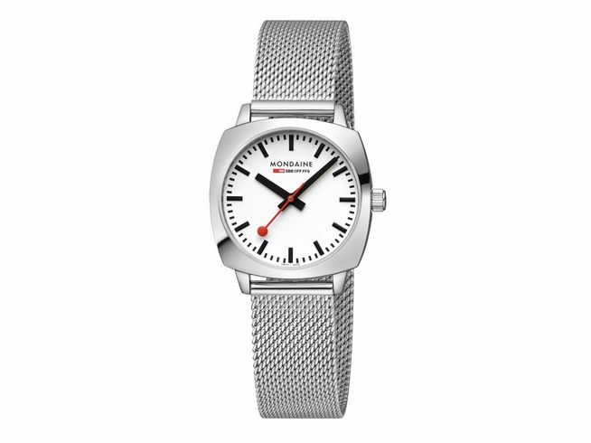 Mondaine Cushion MSL.31110.SM Armbanduhr mit 31 mm Gehäuse, weißem Zifferblatt, schwarzen Ziffern und rotem Sekundenzeiger, kombiniert mit einem silbernen Milanaise-Armband.