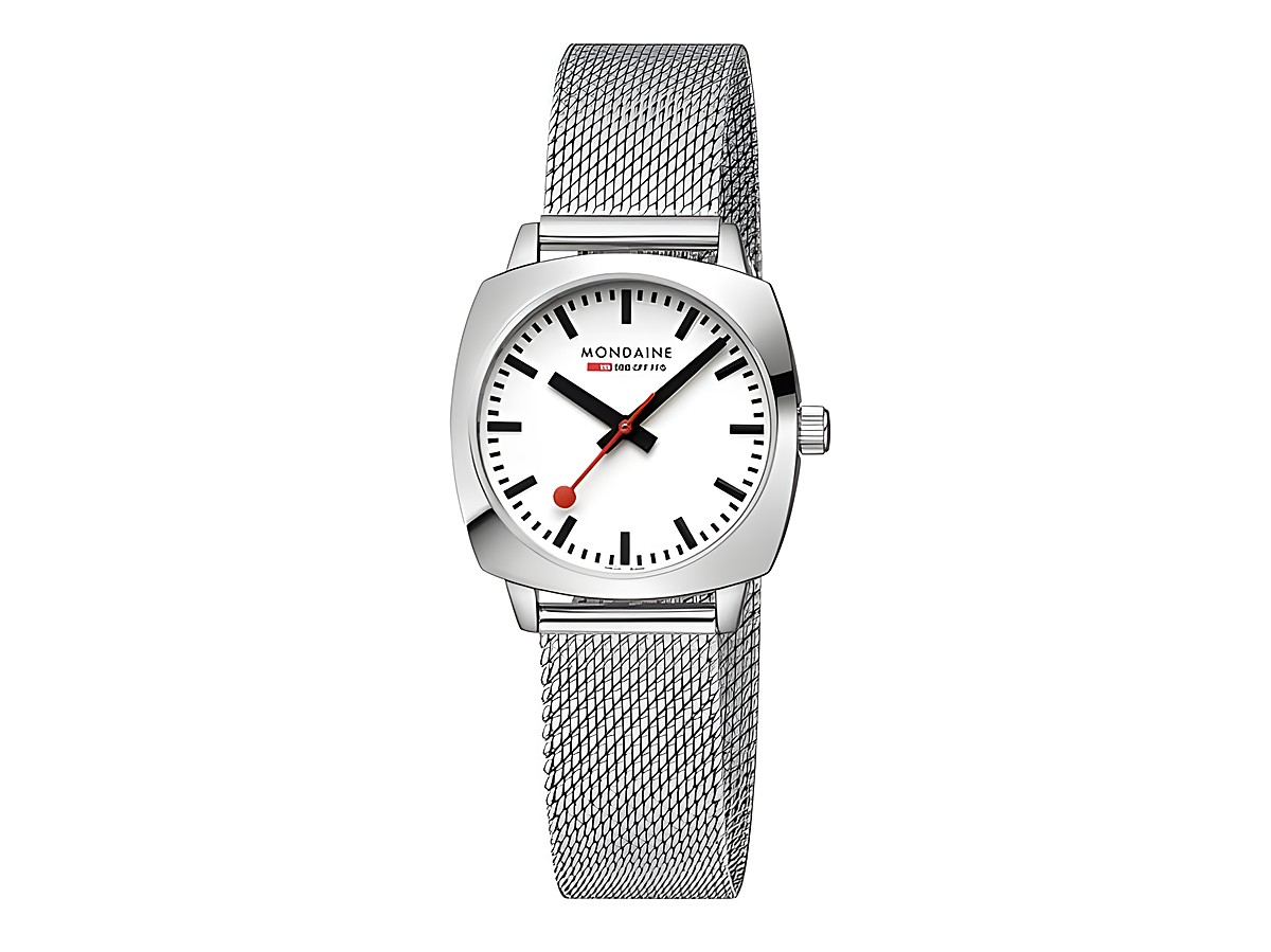 Mondaine Cushion MSL.31110.SM Armbanduhr mit 31 mm Gehäuse, weißem Zifferblatt, schwarzen Ziffern und rotem Sekundenzeiger, kombiniert mit einem silbernen Milanaise-Armband.
