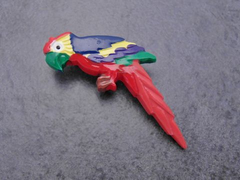Brosche Papagei aus buntem Modeschmuck in rot, blau, gelb und grün, tierisch gestaltet. Hersteller: Juwelier Harnisch, ergänzt durch Ohrringe und Ear Cuffs.