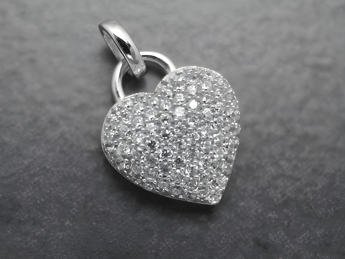 Herzanhänger aus rhodiniertem Sterling Silber mit funkelndem Zirkonia-Bedazzling, hergestellt von Juwelier Harnisch, Perlen und Steine, ideal als Geschenk der Liebe.