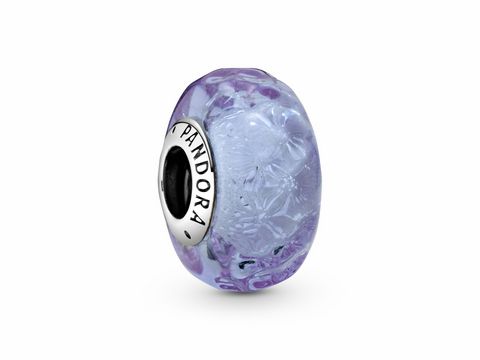 798875000-0 Silberner Pandora Charm Wavy aus Glas mit einem welligen Design in sanften lila Tönen, verziert mit feinen Mustern, ideal für Armbänder und Schmuckliebhaber.