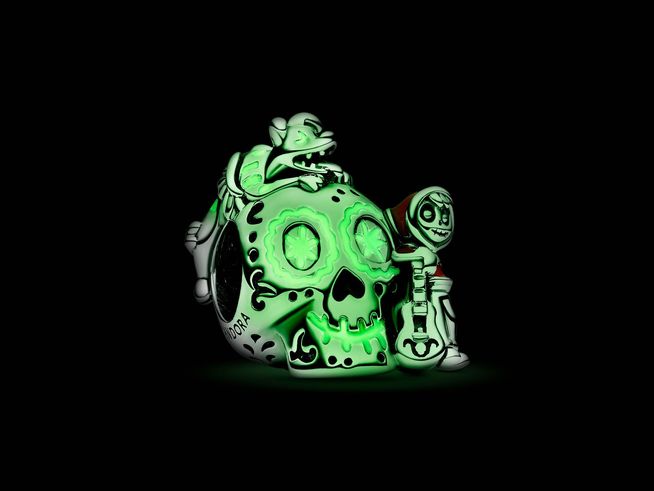 Pandora Disney 792817C01 Disney Pixar Coco Miguel und Dante Totenkopf-Anhänger strahlt in der Dunkelheit. Der Anhänger zeigt ein leuchtendes Totenkopfdesign mit den Figuren Miguel und Dante.