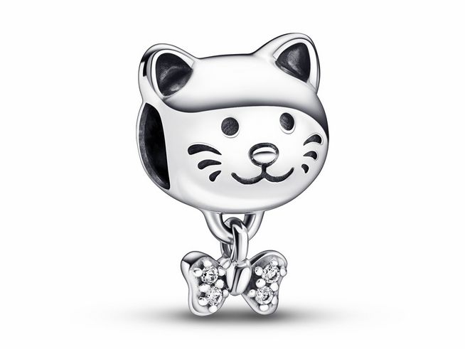 Charm in Form eines Katzenkopfes aus Sterling Silber mit Zirkonia, verziert mit einer Schleife. Ideales Schmuckstück für Tierliebhaber.