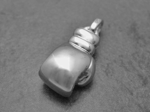 Boxhandschuh Anhänger aus 925 Sterling Silber rhodiniert, handgefertigt mit Diamant, hergestellt von Juwelier Harnisch, ideal für Sportliebhaber.