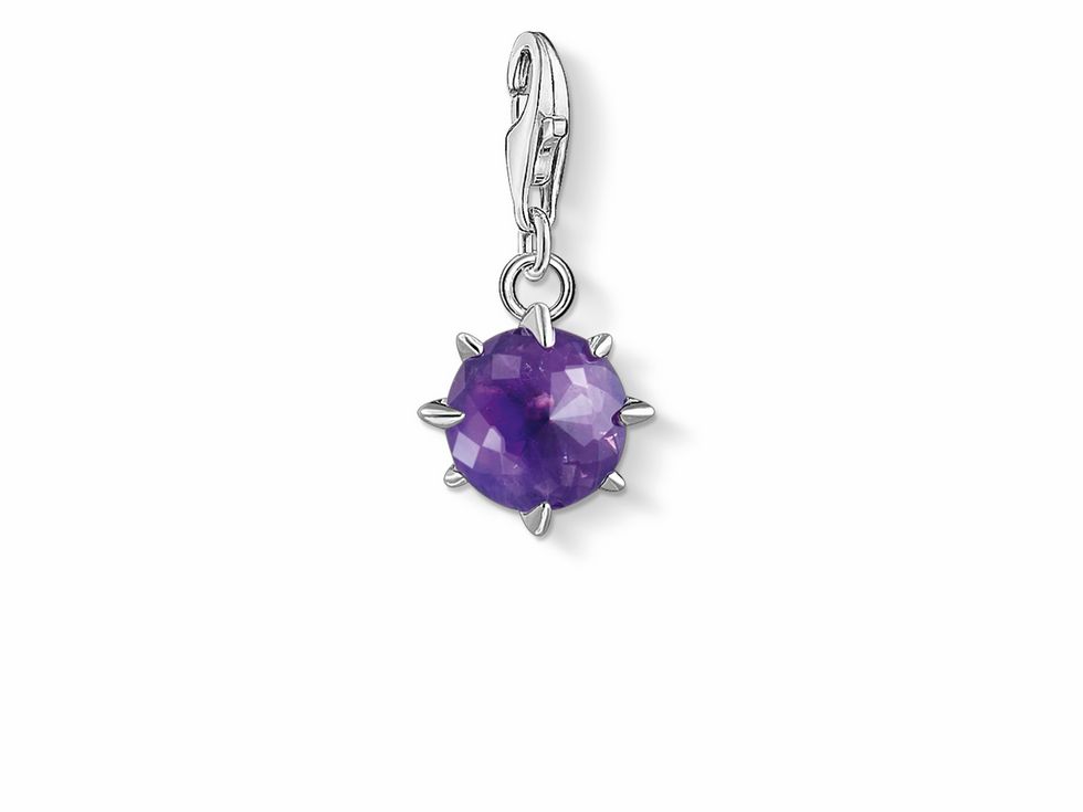 Thomas Sabo Charm-Anhänger 1792-169-13 mit dunkelviolettem Geburtsstein im facettierten Schliff, geschmückt mit Spitzen und Karabinerhaken für individuelles Schmuckdesign.