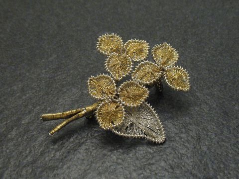 60387-0 Filigrane City Brosche Handarbeit 55x42 mm -Blume- aus feinem Draht in Gold- und Silbertönen, detaillierte Darstellung von Blüten und Blättern, hergestellt von Juwelier Harnisch, idealer Modeschmuck.