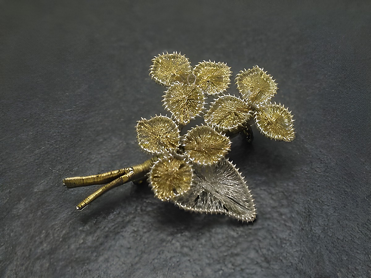 Filigrane City Brosche Handarbeit 55x42 mm -Blume- aus feinem Draht in Gold- und Silbertönen, detaillierte Darstellung von Blüten und Blättern, hergestellt von Juwelier Harnisch, idealer Modeschmuck.
