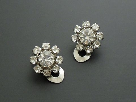 Strass Ohrclip feminin in Weiß von Juwelier Harnisch, mit funkelnden Strasssteinen, ideal für elegante Anlässe, edles Design und zeitlos schöner Schmuck.