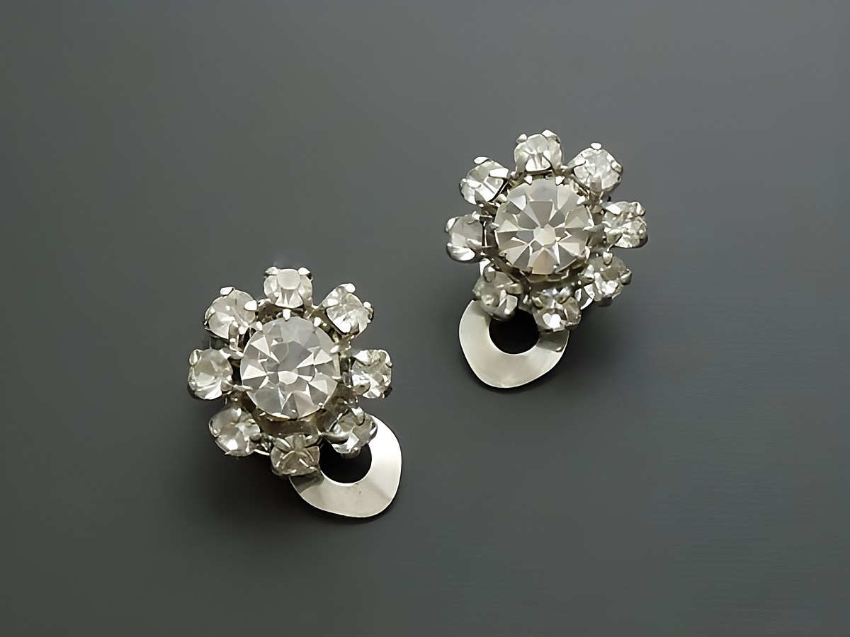 Strass Ohrclip feminin in Weiß von Juwelier Harnisch, mit funkelnden Strasssteinen, ideal für elegante Anlässe, edles Design und zeitlos schöner Schmuck.