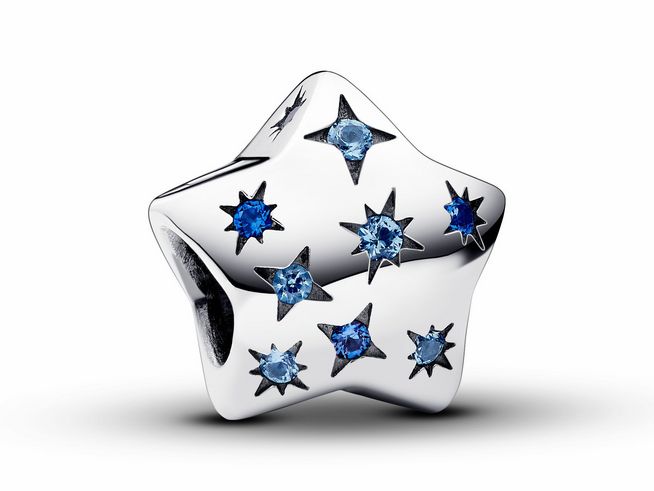 Ein auffälliges funkelnedes Stern Charm aus Sterling Silber mit blauen Kristallen in verschiedenen Größen, ideal für eine elegante Schmuckkollektion von Pandora.