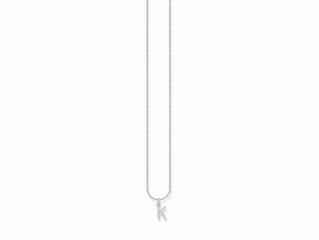 Silberne Kette von Thomas Sabo mit einem Zirkonia-Buchstaben K, aus Edelstahl, Länge von 38 bis 45 cm, elegant und zeitlos. Ideal als persönliches Accessoire oder Geschenk.