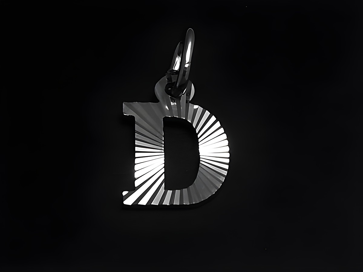 Silber Anhänger in Form des Buchstabens D mit Druck-Diamantschliff, Hersteller Juwelier Harnisch, elegantes Design, ideal als persönliches Schmuckstück.