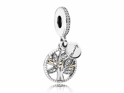 Der PANDORA 791728CZ Familien Stammbaum Charm in Bicolor mit klarem Zirkonia zeigt einen stilisierten Baum mit goldenen Blättern und einem Anhänger mit der Aufschrift Family, aus Silber gefertigt.