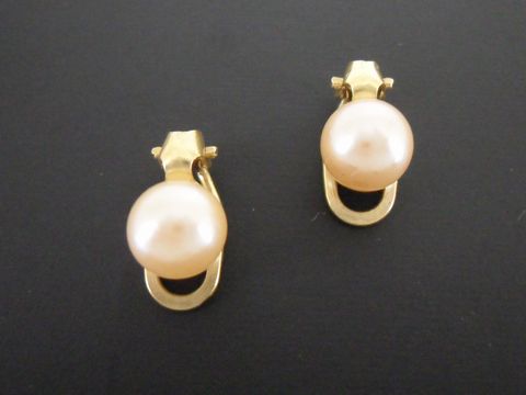 Ohrclip in hellrosa mit zeitlosem Design, verziert mit goldfarbener Synthese Zuchtperle, hergestellt von Juwelier Harnisch. Ideal für jeden Anlass.