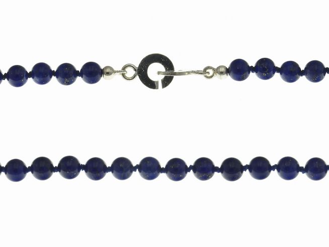 Steinkette 49 cm in Royalblau aus Lapislazuli mit einem praktischen Verschluss von Juwelier Harnisch, strahlendes Design perfekt für jedes Outfit.