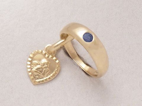 Taufring und Schutzengel in Herzform aus 925 Silber vergoldet mit Saphir, hergestellt von Juwelier Harnisch. Besonderes Schmuckstück für besondere Anlässe.