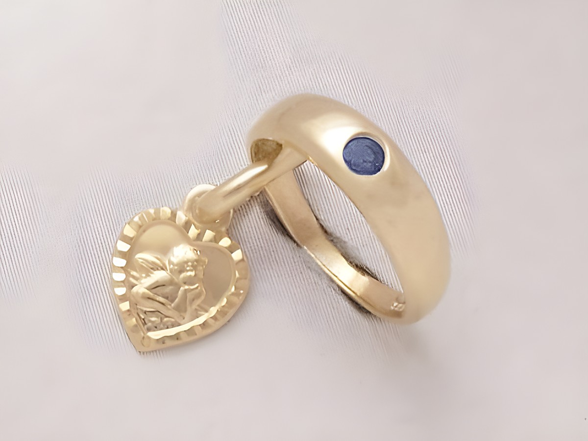Taufring und Schutzengel in Herzform aus 925 Silber vergoldet mit Saphir, hergestellt von Juwelier Harnisch. Besonderes Schmuckstück für besondere Anlässe.