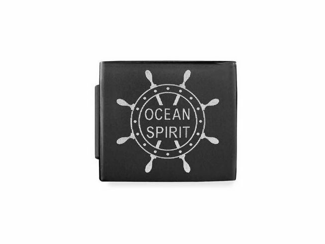 423011027-0 Edelstahl Charm in schwarz-matt mit dem Motiv eines Schiffslenkrads und dem Schriftzug Ocean Spirit, hergestellt von Nomination, passt perfekt zu verschiedenen Armbändern.