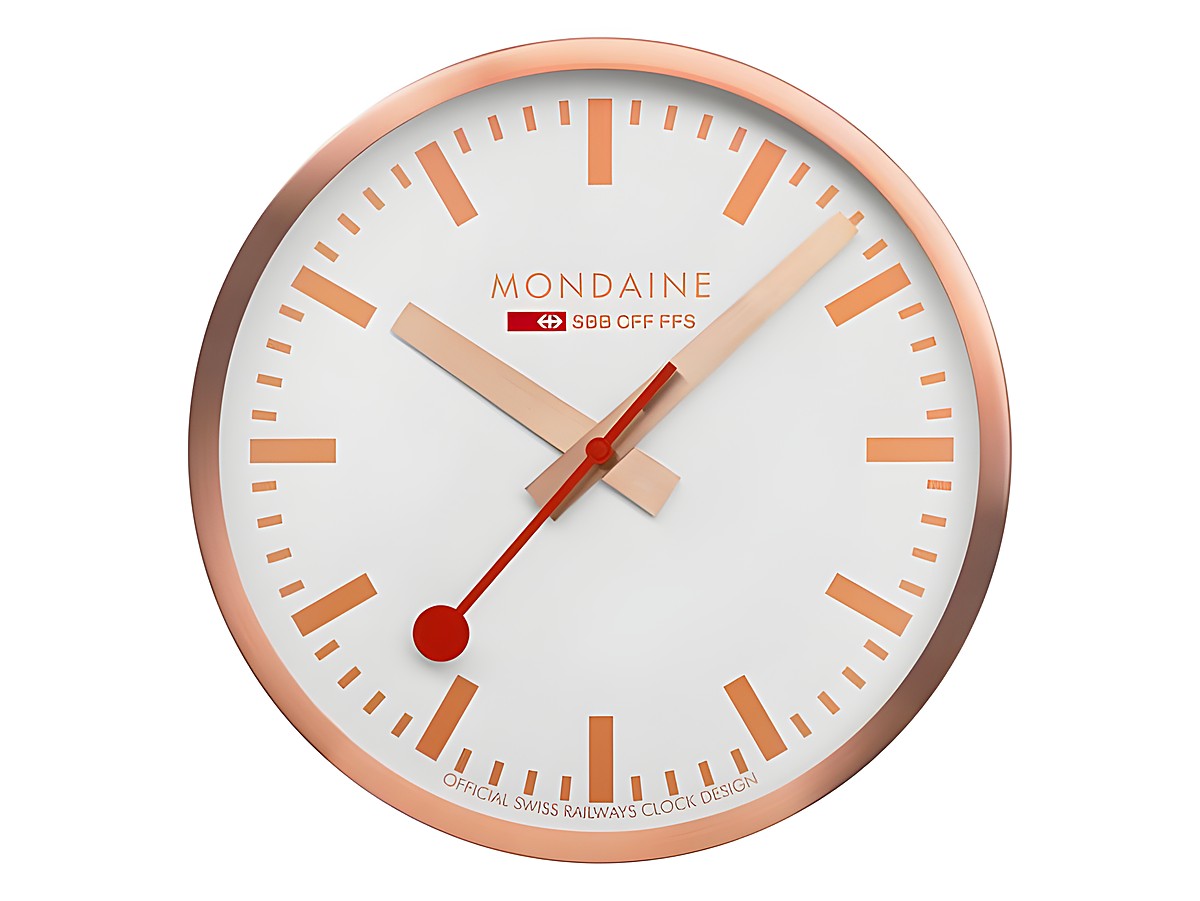 Moderne Mondaine Wanduhr mit weißem Ziffernblatt und roségoldenem Gehäuse, besondere Zeiger in Holz und rot, Durchmesser 25 cm, offizielles Design der Schweizer Bahnen.