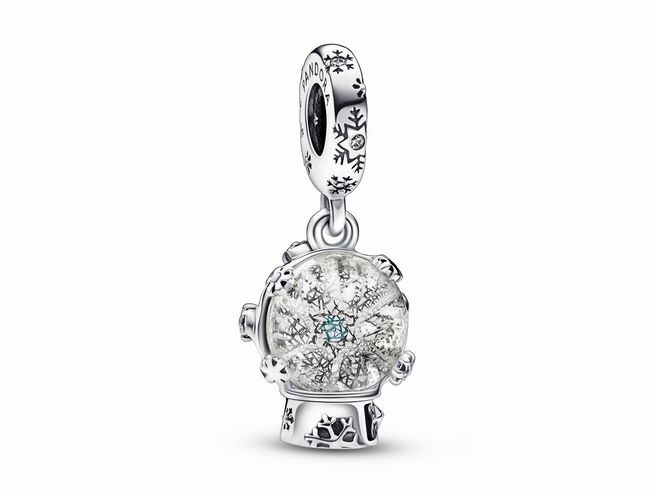 Pandora Charm 792369C01 Schneeflocken Schneekugel aus Silber, filigranes Design mit Schneeflockenmotiven und einer transparenten Kugel, die eine winterliche Szene darstellt.