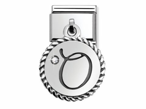 Silberner Buchstabe O von Nomination CHARMS LETTERS mit einem zusätzlichen Glitzerstein, umgeben von einem drehenden Seilrand, elegantes Design für Schmuckanhänger.