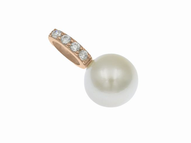 Anhänger aus Süßwasser Zuchtperle mit Roségold Vergoldung und funkelnden Zirkonia-Steinen, hergestellt von Juwelier Harnisch, perfekt für eleganten Schmuck.