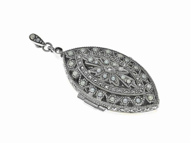 Ein nostalgisches Medaillon mit einer perlnenen Verzierung aus Sterling Silber, gefertigt von Juwelier Harnisch, mit funkelndem Stein und filigranem Design.