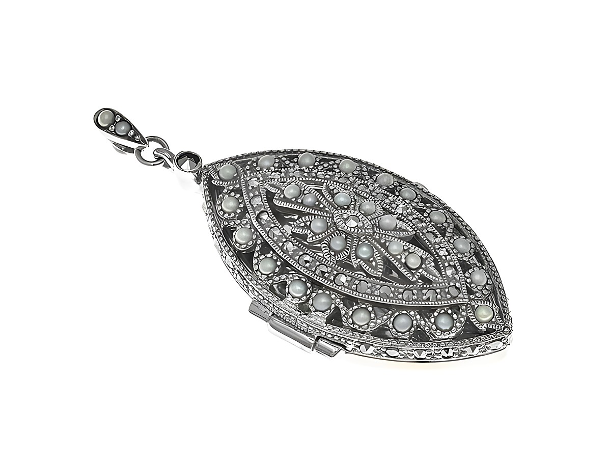 Ein nostalgisches Medaillon mit einer perlnenen Verzierung aus Sterling Silber, gefertigt von Juwelier Harnisch, mit funkelndem Stein und filigranem Design.