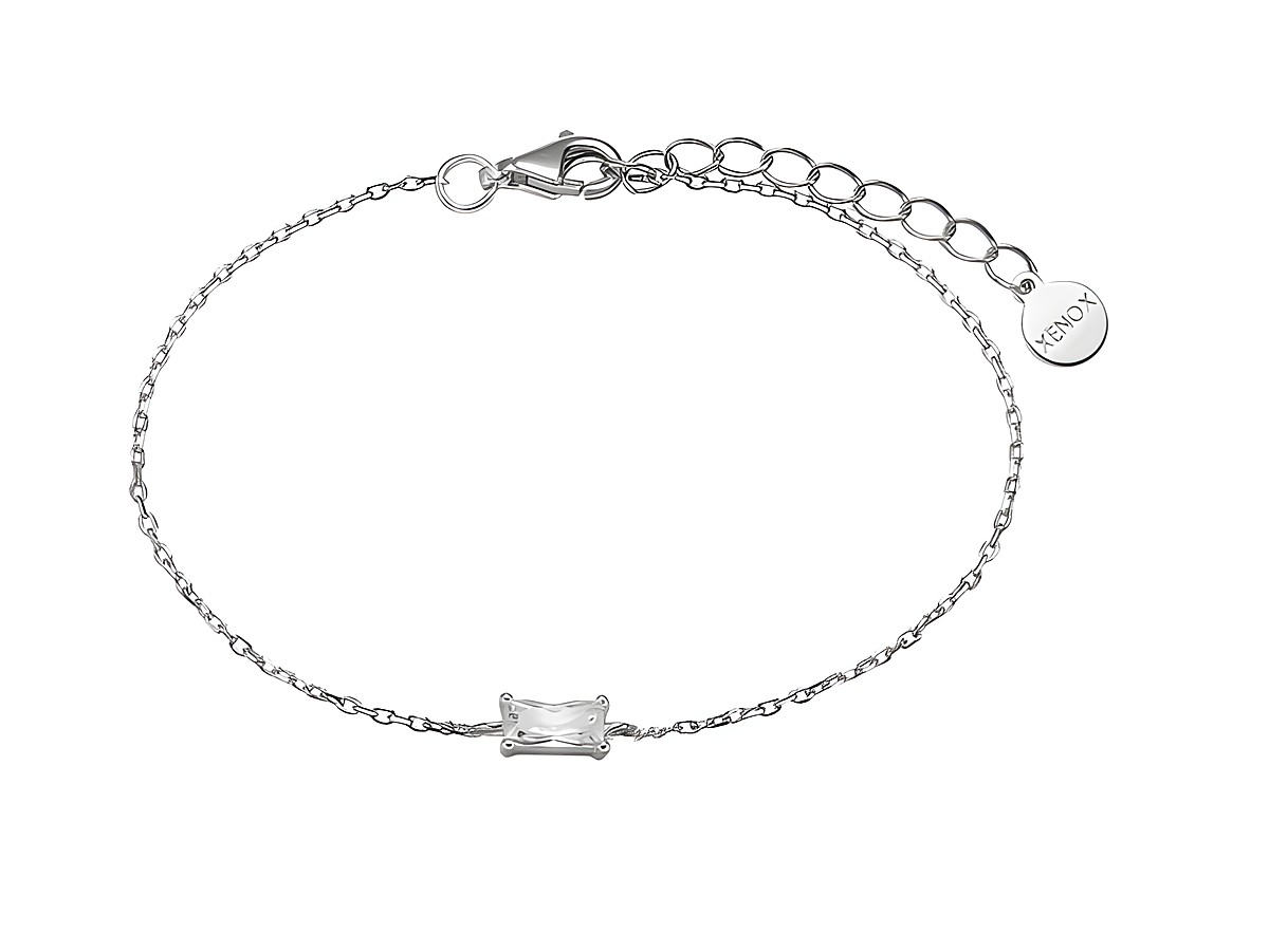 Elegantes Xenox Sterling Silber Armband XS6030 mit fancy cut Karreekette, verstellbar von 15 bis 20 cm, mit einem zentralen, rechteckigen Element und einem Herstelleranhänger.