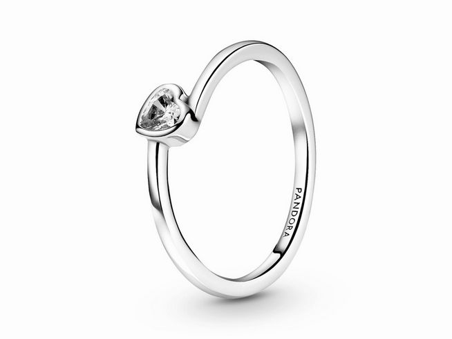 Herzförmiger Sterling Silber Ring von Pandora mit Zirkonia, Größe 58, elegant im Design, ideal als Schmuckstück für besondere Anlässe, Hersteller Pandora, Modellnummer 199267C02-58.