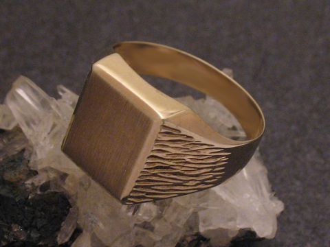 Goldring vielseitig Gold 333 Gr. 65, Hersteller Juwelier Harnisch, über Gr. 60/19, mit mattem und strukturiertem Design, auf einem schwarzen Untergrund aus Kristallen präsentiert.