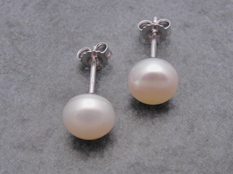 37294-1 Perlenohrringe mit Zuchtperlen aus Sterling Silber 7mm flat rhodiniert von Juwelier Harnisch, elegante und zeitlose Schmuckstücke für jeden Anlass.