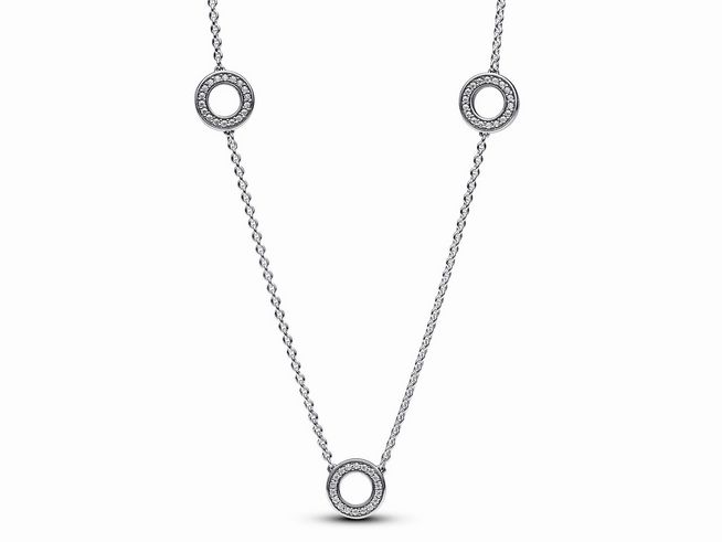 Silberne Halskette von Pandora mit drei Pavé-Kreisen aus klaren Zirkonias, Länge 50 cm, eleganter Anhänger, ideal für einen modernen Look.