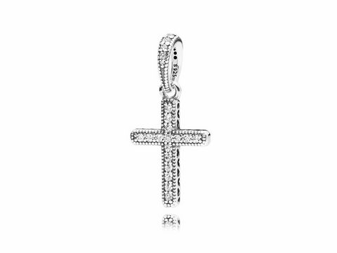 Silberner Kreuzanhänger von Pandora mit klaren Zirkonia verziert, ohne Kette. Elegantes Design, ideal für persönliche Schmuckkollektionen.
