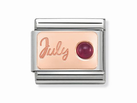 Juli RUBIN Monatsstein von Nomination in Rosé mit der Gravur "July" und einem runden, roten Stein, montiert auf einem silbernen Armbandglied.