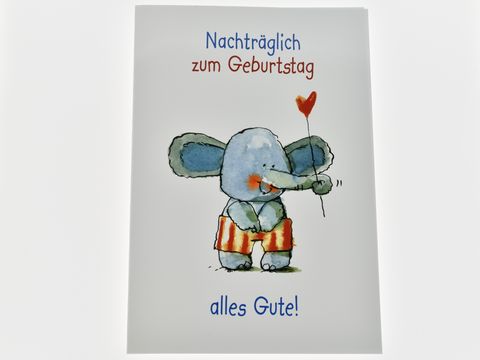 Kleine Geburtstagskarte mit einem niedlichen Elefanten, der einen roten Herzballon hält. Der Text lautet nachträglich zum Geburtstag alles Gute. Hersteller Juwelier Harnisch.