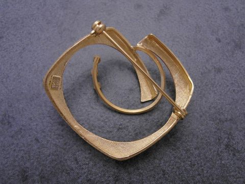 Gold Brosche exquisit Gold 585 Diamant Anstecknadel Hersteller Juwelier Harnisch Broschen, elegant designte Brosche in geschwungener Form, verleiht jedem Outfit einen Hauch von Glamour.