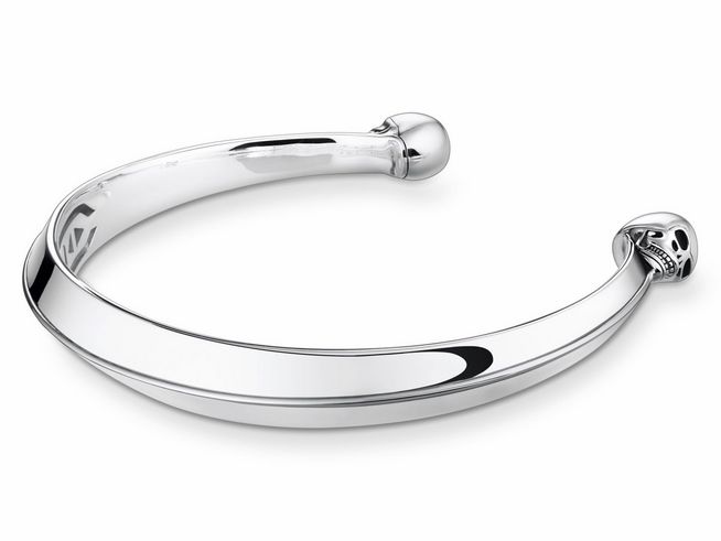 Thomas Sabo Armreif AR106-637-21-L17 aus Sterling Silber, geschwungen mit zwei Schädel-Details an den Enden, Länge 17 cm, modernes Design für stilbewusste Träger.