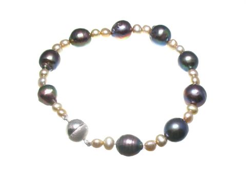 Zuchtperlen Armband Anthrazit 10mm mit Magnetverschluss von Juwelier Harnisch, kombiniert mit Edelsteinen in verschiedenen Größen und Farben, elegant und stilvoll.
