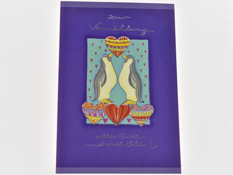 Hochzeitskarte mit zwei Pinguinen, die sich gegenüberstehen und von bunten Herzen umgeben sind. Die Karte hat einen lila Hintergrund und den Text zur Vermählung. Hersteller: Juwelier Harnisch.