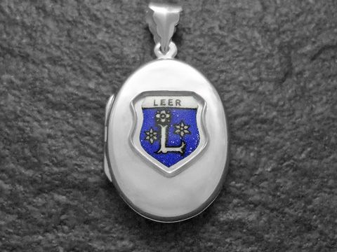 Silbernes Medaillon mit dem Stadtwappen von Leer, Niedersachsen, auf blauem Hintergrund, hergestellt von Juwelier Harnisch.