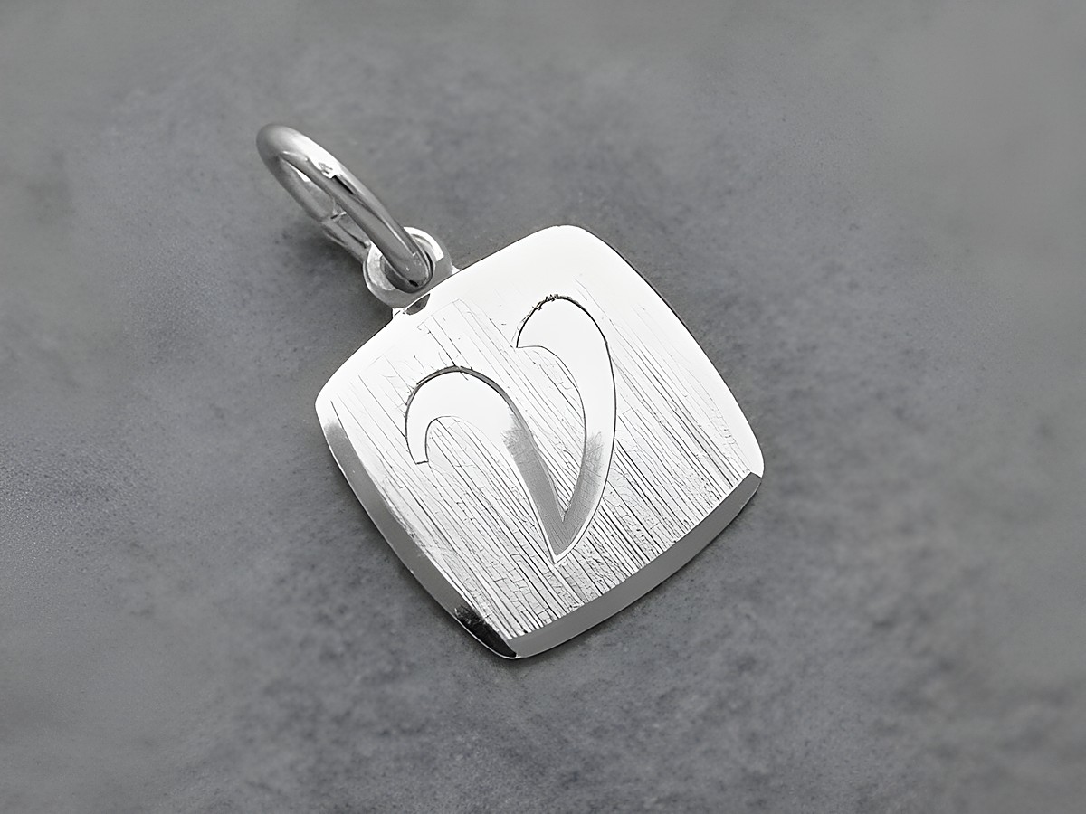 Silber Anhänger in eckiger Form mit Buchstabe V, teilmattiert und rhodiniert, Hersteller Juwelier Harnisch.