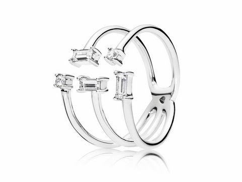 Offener Eiswürfel-Silberring von Pandora mit Zirkonia in Größe 52, zeigt ein elegantes, modernes Design mit drei geschwungenen Ringen und funkelnden Steinen.