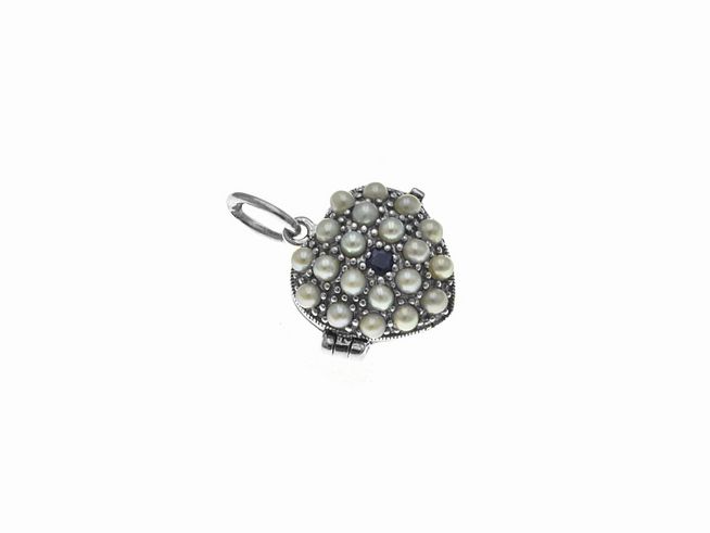 Medaillon in Herzform mit Perlen und Saphir aus Sterlingsilber, hergestellt von Juwelier Harnisch. Der Schmuck ist verziert und edel gestaltet.