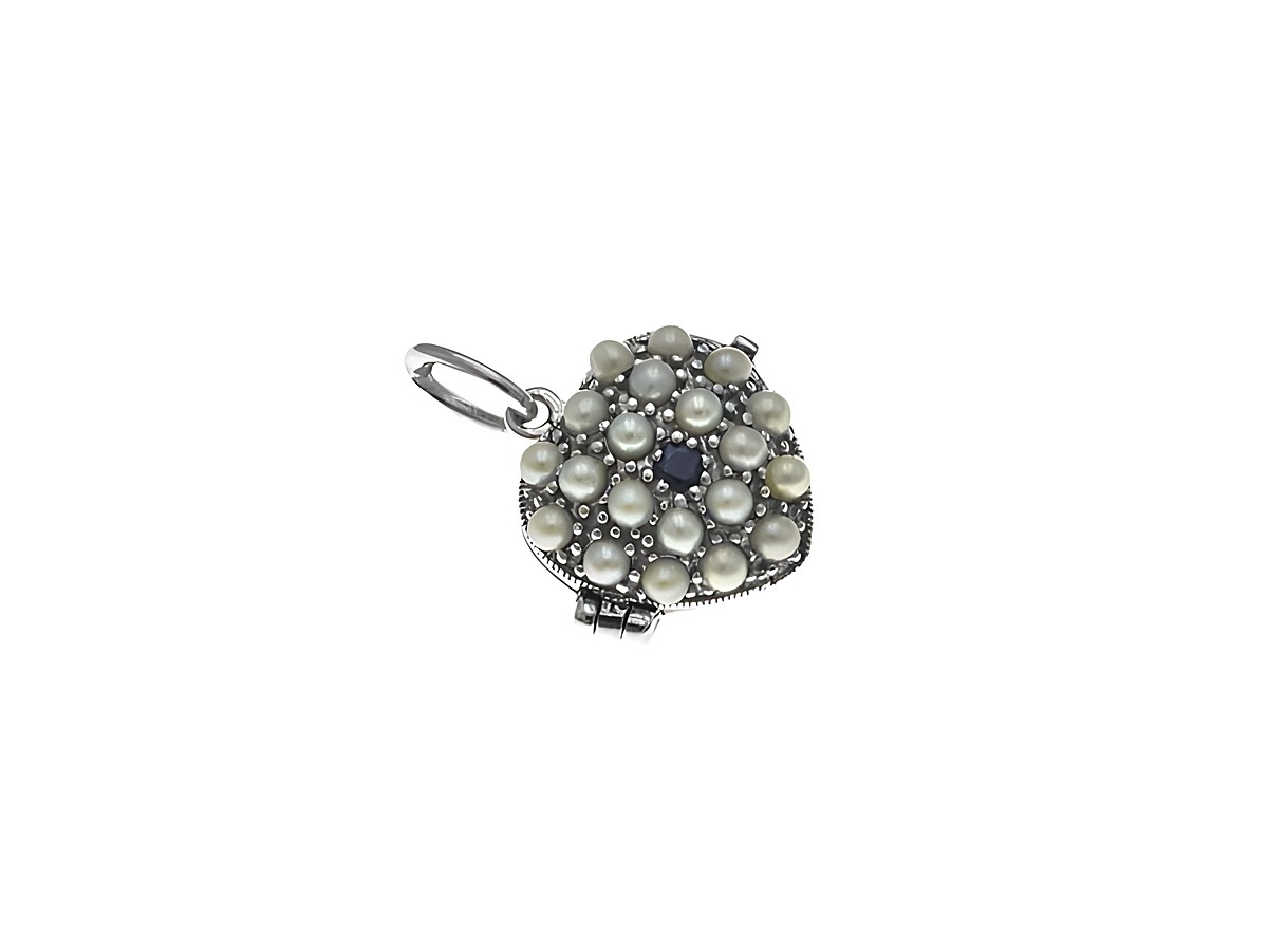Medaillon in Herzform mit Perlen und Saphir aus Sterlingsilber, hergestellt von Juwelier Harnisch. Der Schmuck ist verziert und edel gestaltet.