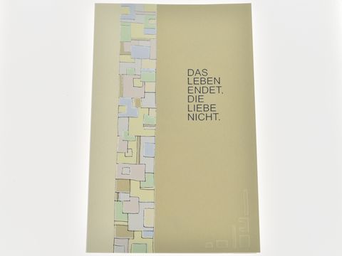Beigefarbende Trauerkarte mit bunten geometrischen Elementen und dem Text Das Leben endet. Die Liebe nicht. Hersteller Juwelier Harnisch. Trauerkarten.