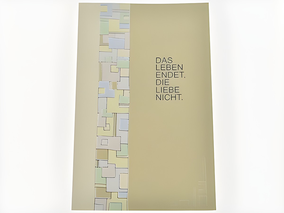 Beigefarbende Trauerkarte mit bunten geometrischen Elementen und dem Text Das Leben endet. Die Liebe nicht. Hersteller Juwelier Harnisch. Trauerkarten.
