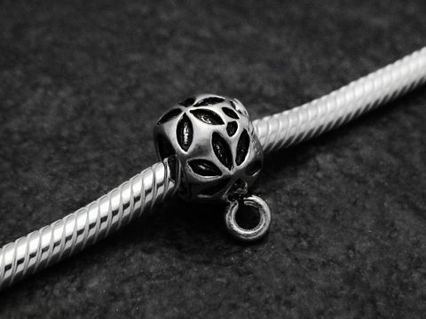 Blümchen BLANKO charms Einhänger aus Sterling Silber mit einem filigranen Blütenmuster, ideal für personalisierte Schmuckkreationen, von Juwelier Harnisch.