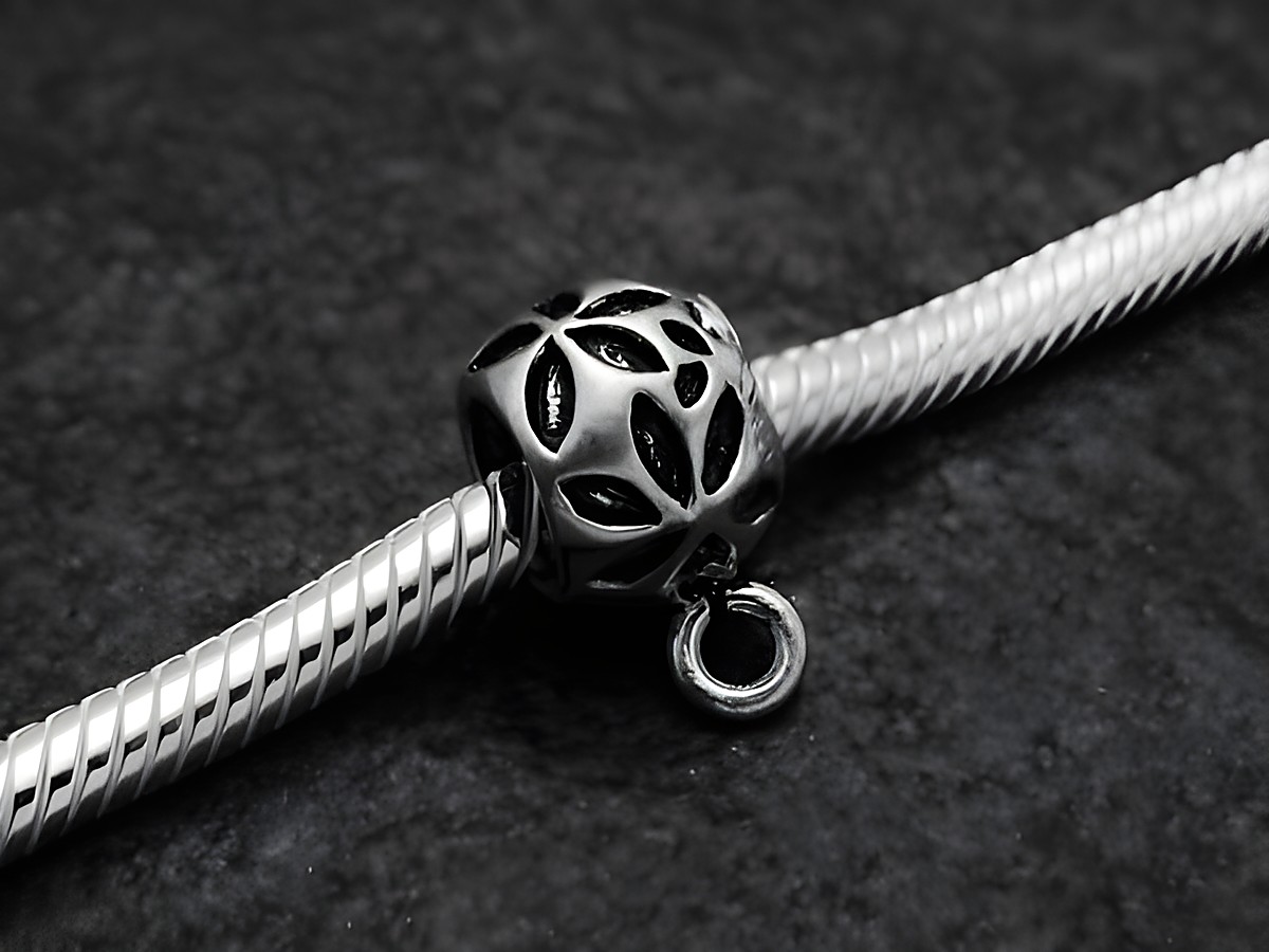 Blümchen BLANKO charms Einhänger aus Sterling Silber mit einem filigranen Blütenmuster, ideal für personalisierte Schmuckkreationen, von Juwelier Harnisch.