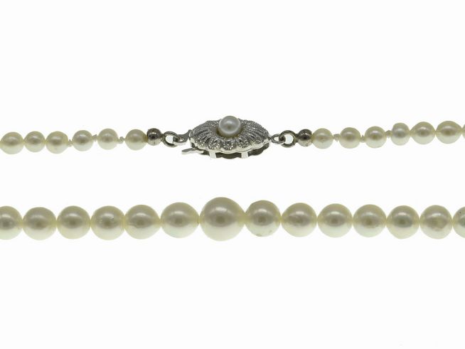 Die Perlenkette aus Süßwasser-Zuchtperlen mit einem Durchmesser von 3,5-7 mm in Weiß hat eine Länge von 45 cm und wird vom Juwelier Harnisch angeboten, klassisch und elegant.